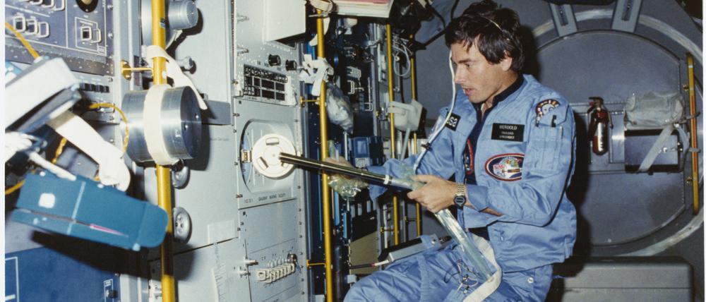 Ulf Merbold 1983 bei der Arbeit an einem Materialforschungs-Experiment an Bord des Spacelab. 