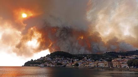 Bei Hitzewellen im Mittelmeerraum spielt der Klimawandel laut Attributionsforschung eine eindeutige Rolle. Hier ein Waldbrand auf der griechischen Halbinsel Euböa während der Hitzewelle im Sommer 2021.