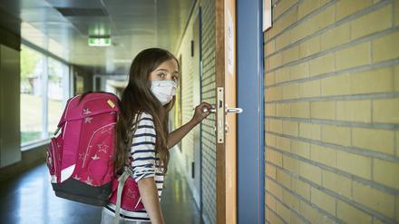Die Maskenpflicht zeige nach Ansicht der Studienautoren besonders hohe Wirksamkeit, auch mit Blick auf die Infektionsgeschehen außerhalb der Schulen.
