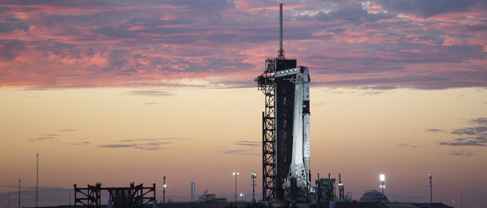 In Cape Canaveral wartet die SpaceX Falcon 9-Rakete mit dem Crew Raumschiff Dragon weiterhin auf den Countdown.