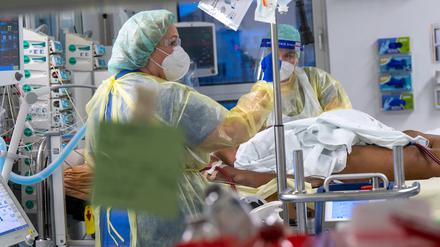 Ein Patient wird auf der Covid-19-Intensivstation des Klinikum „Rechts der Isar“ von Fachkräften medizinisch betreut.