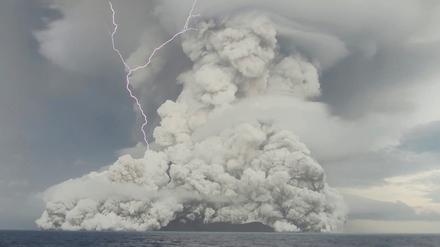 Mindestens 20 Kilometer schoss die Aschesäule des Tonga-Ausbruchs in die Höhe. Somit konnten Asche, Staub und Gase offenbar weit in die Stratosphäre gelangen.