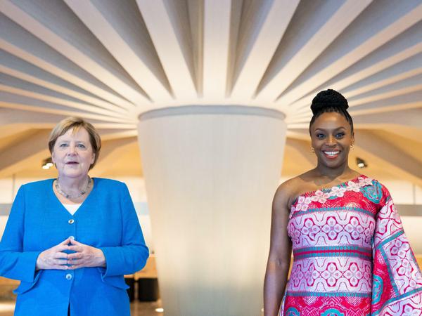 Sollten wir alle Feministinnen sein? Angela Merkel und die Schriftstellerin Chimamanda Ngozi Adichie.