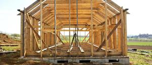 Verglichen mit Stahl oder Beton ist Holz ein sehr klimafreundlicher Baustoff.