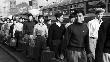Menschen aus Vietnam treffen 1973 am Ostbahnhof in Ost-Berlin ein. 