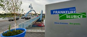 Ein Schild am Grenzübergang weist darauf hin, dass Frankfurt (Oder) und Slubice "ohne Grenzen" seien.