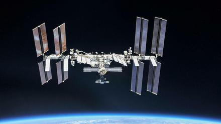 Russland droht, die Internationale Raumstation (ISS) nicht mehr zu unterstützen, doch die Frage ist, wie lange der Westen angesichts von Kriegsverbrechen noch eine Zusammenarbeit verantworten will. 