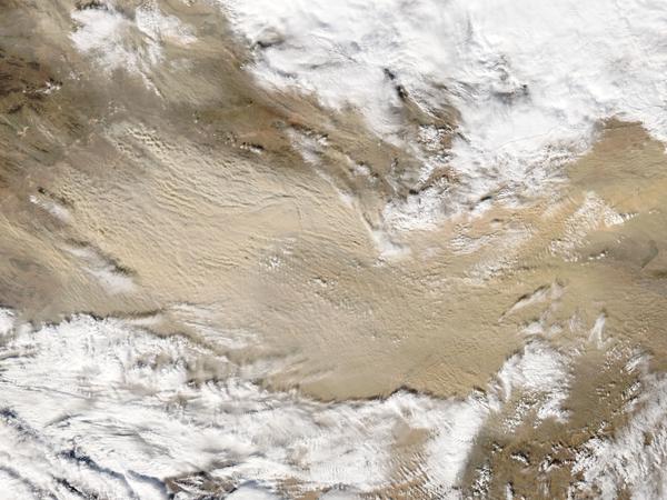 Ein Sandsturm hat große Teile der Wüste Gobi erfasst (Satellitenaufnahme aus dem Jahr 2010).