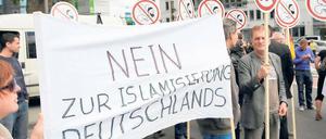 Anhänger der rechtsextremen und islamfeindlichen Splitterpartei Pro NRW protestieren am 9. Juni in Köln gegen eine von Salafisten organisierte Kundgebung.