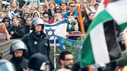 Rote Linie. Polizisten trennen am Al-Kuds-Tag im Sommer 2014 in Berlin anti-israelische Demonstranten und Pro-Israel-Aktivisten. Zum diesjährigen Al-Kuds-Tag am 11. Juli hat ein breites Bündnis jetzt erneut zu einer Gegendemonstration in Berlin aufgerufen. 