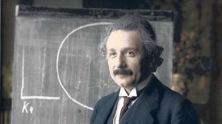 Im Zenit. Nach dem Ersten Weltkrieg begann Albert Einsteins Weltruhm. Das nachkolorierte Foto zeigt ihn 1921 in Berlin. 