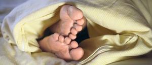 Unerträglich. Manchen Patienten tut selbst die Berührung der Bettdecke an den Füßen weh. Sie können deshalb kaum durchschlafen.