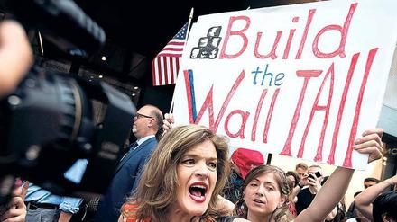 „Die Mauer möglichst hoch bauen“. Eine Demo von Trump-Anhängern. 