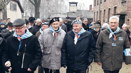 Holocaust-Überlebende in der KZ-Gedenkstätte Auschwitz.