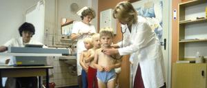 In der DDR waren medizinische Reihenuntersuchungen gang und gäbe, wie hier im Kindersanatorium in Bad Muskau 1987.