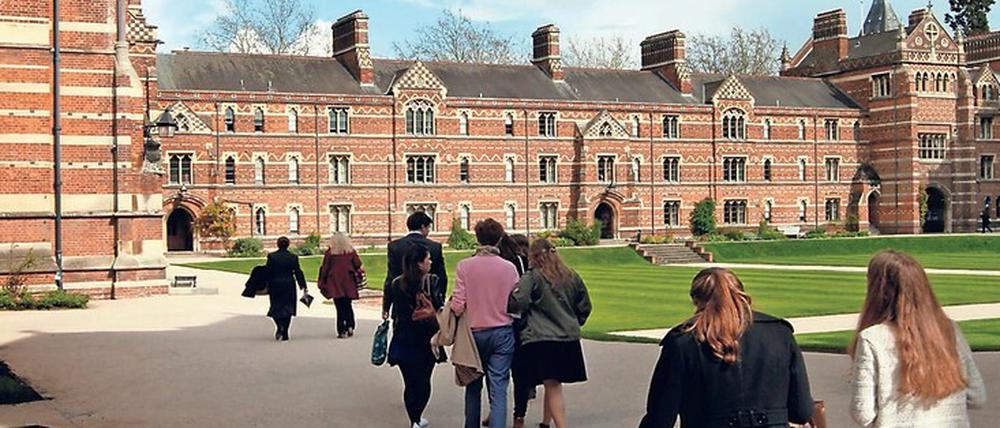 Studierende gehen auf dem Campus des Keble College in Richtung des historischen Hauptgebäudes.