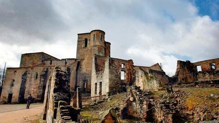Ruinen in den Überresten des Dorfes Oradour-sur-Glane.