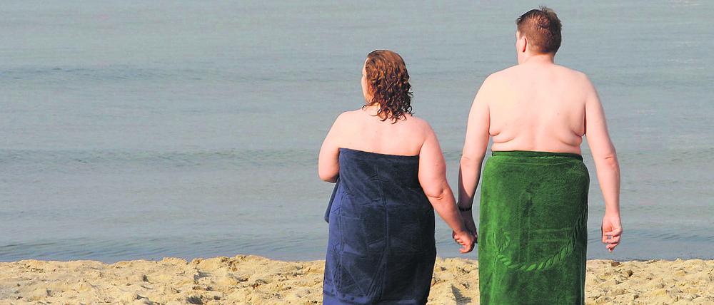Strandfiguren. Übergewicht muss die Lebensqualität nicht mindern, ist jedoch ein Risikofaktor für diverse Erkrankungen.
