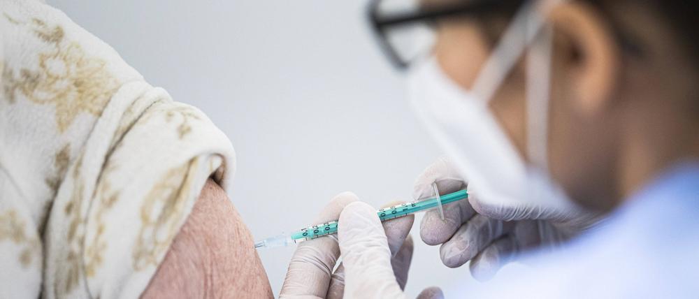 Die Drittimpfung erhalten nun die über 80-Jährigen. Die Impfung kann mit der Immunisierung gegen Grippe kombiniert werden.