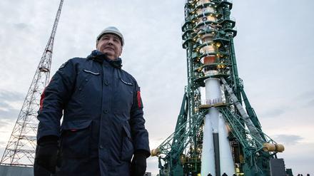 Der Roskosmos-Chef und Putin-Gefolgsmann Dmitri Rogosin vor einer „Soyuz-2.1b“-Rakete im Kosmodrom Baikonur. 