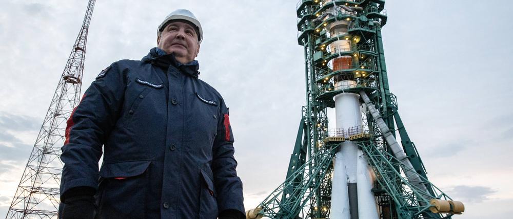 Der Roskosmos-Chef und Putin-Gefolgsmann Dmitri Rogosin vor einer „Soyuz-2.1b“-Rakete im Kosmodrom Baikonur. 