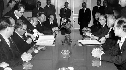 Am Morgen des 10. September 1952 wurde im kleinen Empfangssaal des Luxemburger Stadthauses das deutsch-israelische Wiedergutmachungsabkommen von Bundeskanzler Konrad Adenauer und dem israelischen Außenminister Moshe Sharett unterzeichnet.
