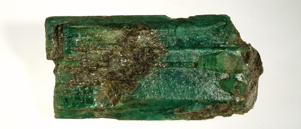 Beryll, das häufigste Mineral, das das Element Beryllium enthält, kommt in vielen Farben wie Rot, Rosa und Blau vor. Eine grüne Variante ist als „Smaragd“ begehrt.
