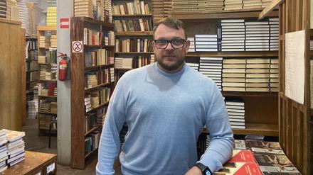 Bibliotheksleiter Oleg Serbin steht in einem Lagerraum für Bücher.