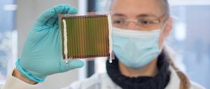 Perowskit-Solarzellen-Module dürften in Zukunft bei ähnlichen Wirkungsgraden viel einfacher und preiswerter als die heute meist verwendeten Siliziumzellen hergestellt werden können.