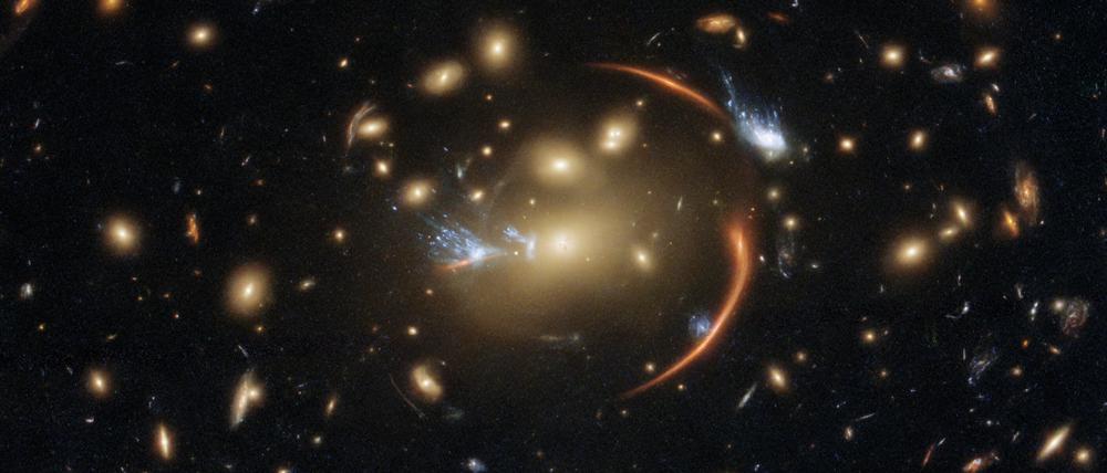 Lichtbögen, wie im Zentrum dieser Aufnahme des Hubble-Weltraumteleskops, entstehen durch starke Gravitationslinsen, die das Aussehen entfernter Galaxien verzerren, vergrößern oder sogar vervielfachen können.