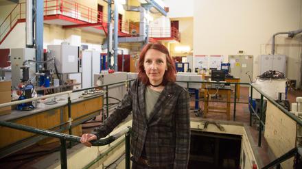 Geraldine Rauch, Präsidentin der Technischen Universität Berlin, in einem veralteten Technikraum.