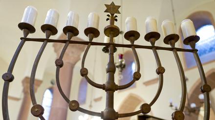 Ein Chanukka-Leuchter in einer Synagoge.