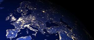 Beinahe taghell erstrahlen Teile Europas auch auf nächtlichen Satellitenbildern. Dieser „Lichtmüll“ stört nicht nur die Sicht von Astronomen aufs All, sondern tötet auch Insekten und macht Menschen krank.