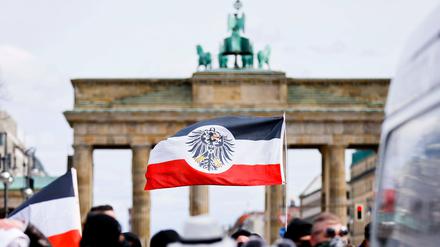 Reichsbürgerflaggen bei einer Demonstration 2021 vor dem Brandenburger Tor in Berlin.