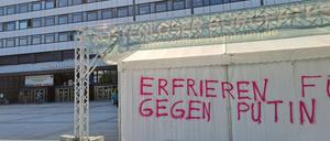 Auf dem Corona-Testzelt vor dem Hauptgebäude der TU Berlin tauchte im Sommer 2022 der Schriftzug „Erfrieren gegen Putin“ auf.