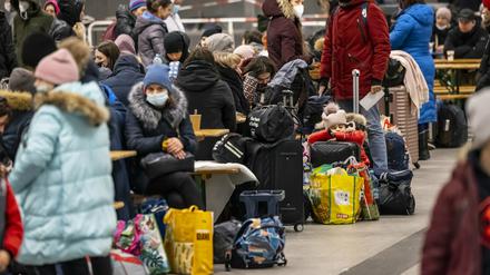 Menschen warten in der Anlaufstelle für Flüchtlinge aus der Ukraine auf dem Berliner Hauptbahnhof. 